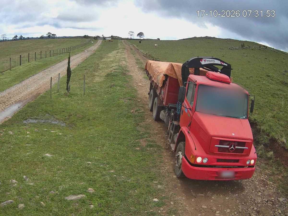 Caminhão vermelho em estrada rural com a moldura de detecção “Caminhão” marcada pela IA