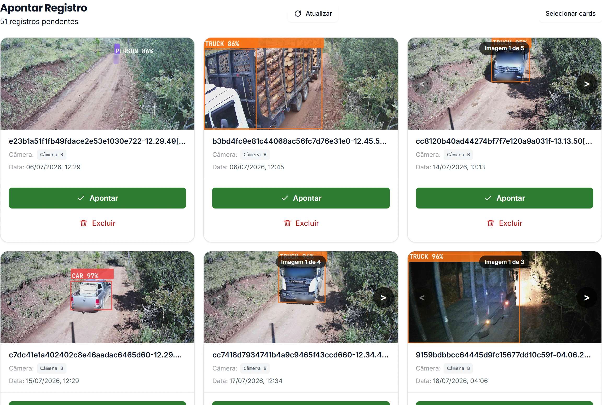 Tela Apontar Registro do AgroRastro: cards de registros pendentes com fotos de caminhões e caminhonetes marcados pela IA, câmera, data e hora da captura, carrossel de imagens e botões Apontar e Excluir