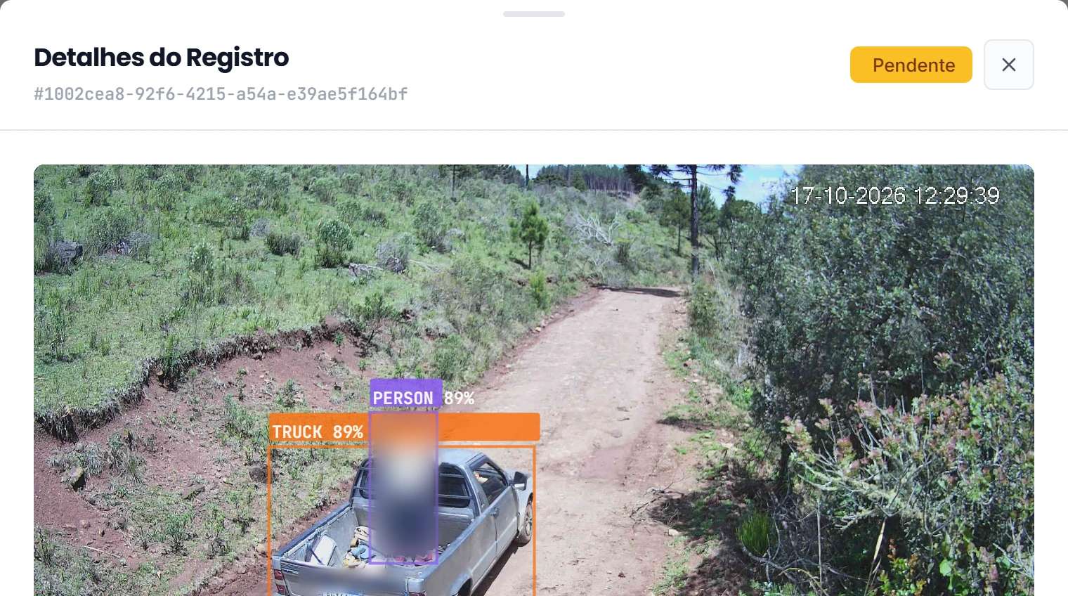 Tela Detalhes do Registro do AgroRastro: foto da câmera com as molduras de caminhão e pessoa e o status Pendente